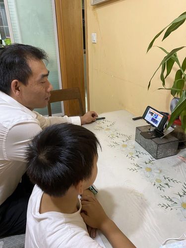 双职工倒班家庭老人陪伴孩子看手机的真实场景