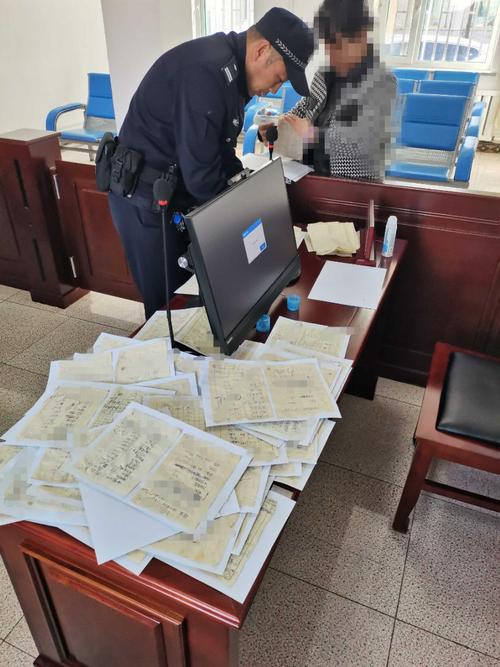 债务追偿律所律师整理欠款证据现场