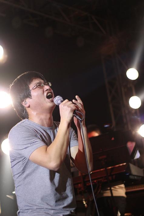 南京李志演出万人大合唱现场照片