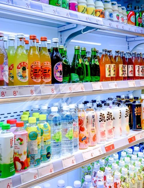 超市货架上各类瓶装补水饮品陈列