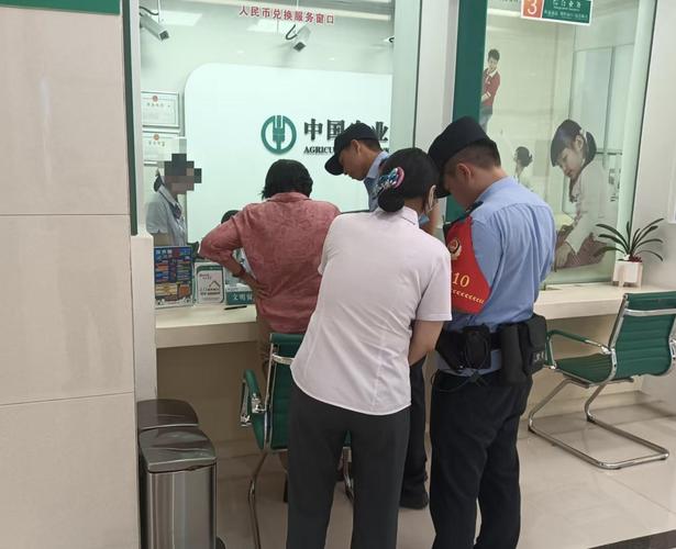 银行柜台打印个人银行流水单场景