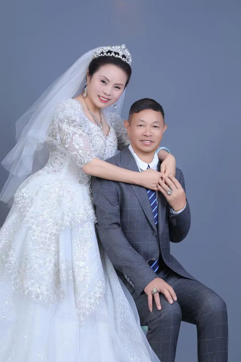 银婚纪念日夫妻相视而笑特写
