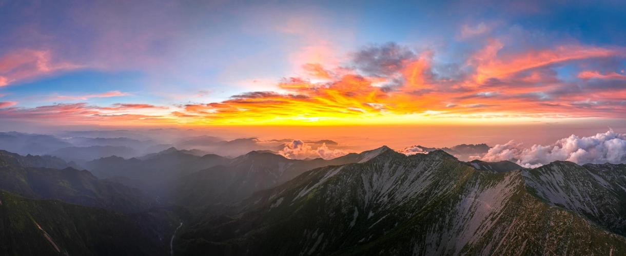 南漳太白山山顶荆山层峦远景