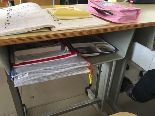 学生带锁日记本摊开在教室课桌上