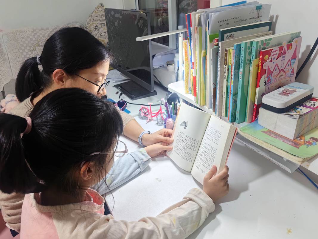 姐姐榜样家庭亲子阅读场景图