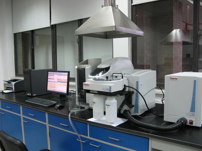 多种型号的光谱仪在实验室仪器架上展示