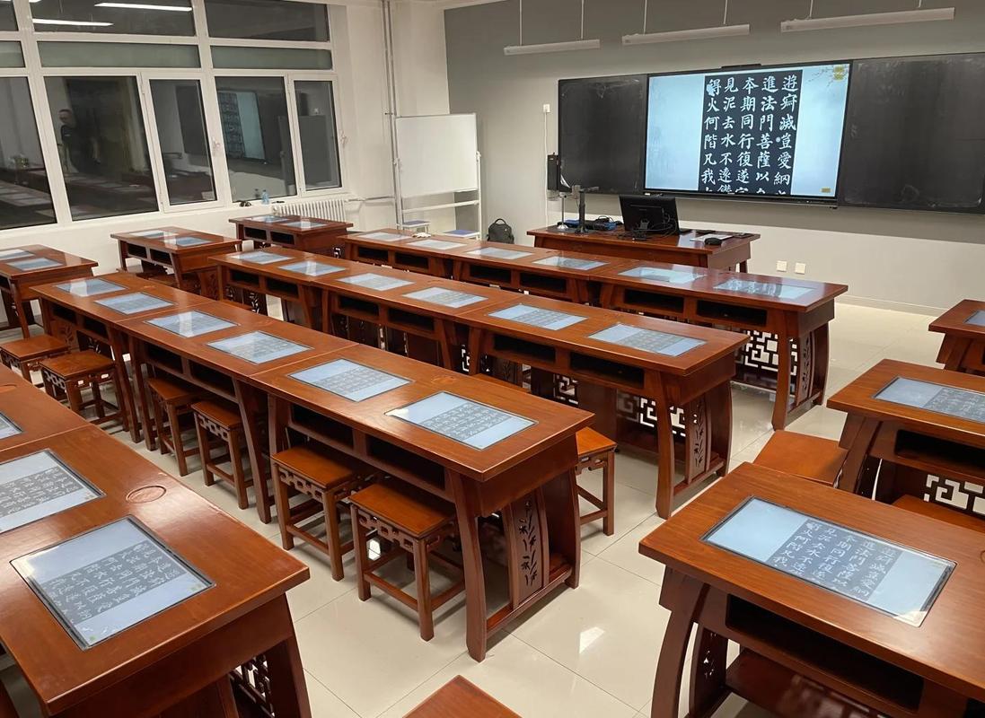 空旷的小学书法教室只有投影仪没有老师
