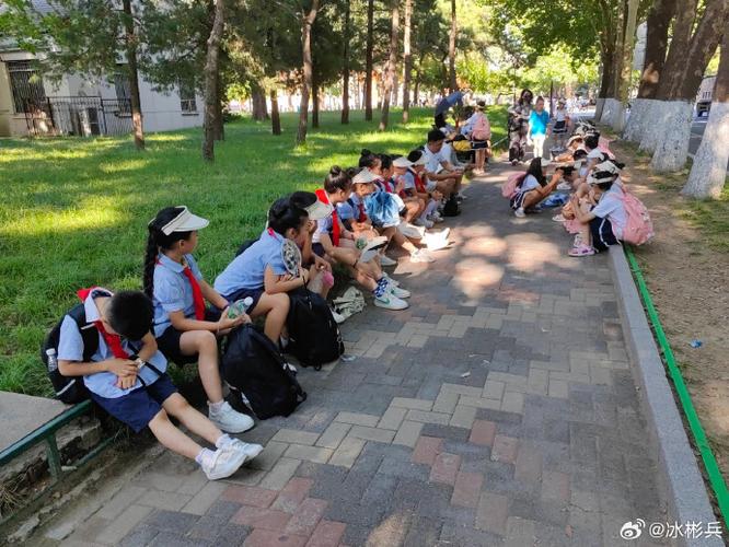 研学旅行赶行程中学生低头玩手机场景