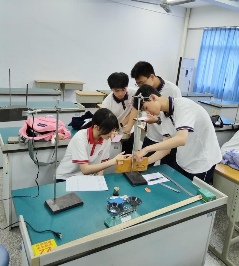 高中课堂学生小组测量摆长实验场景