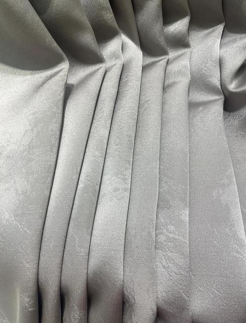 发霉的深灰色绒布窗帘