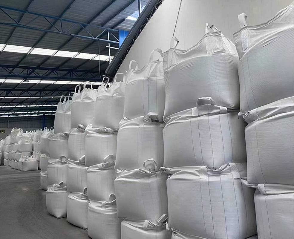 化工厂仓储区袋装工业碱堆存场景