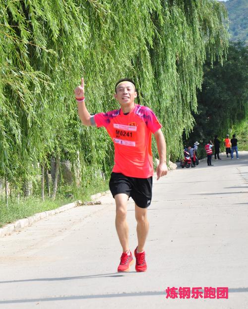 炼钢厂更衣柜内贴着泛黄的全家福照片