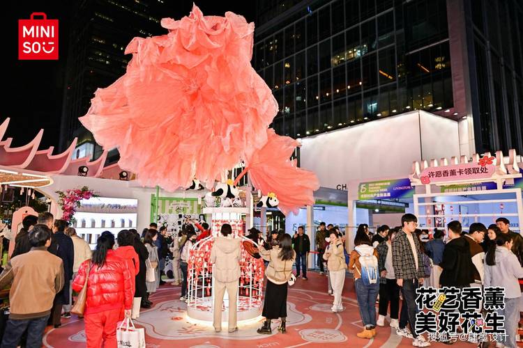 购物中心运营人员协助独立香薰品牌布置快闪展位现场