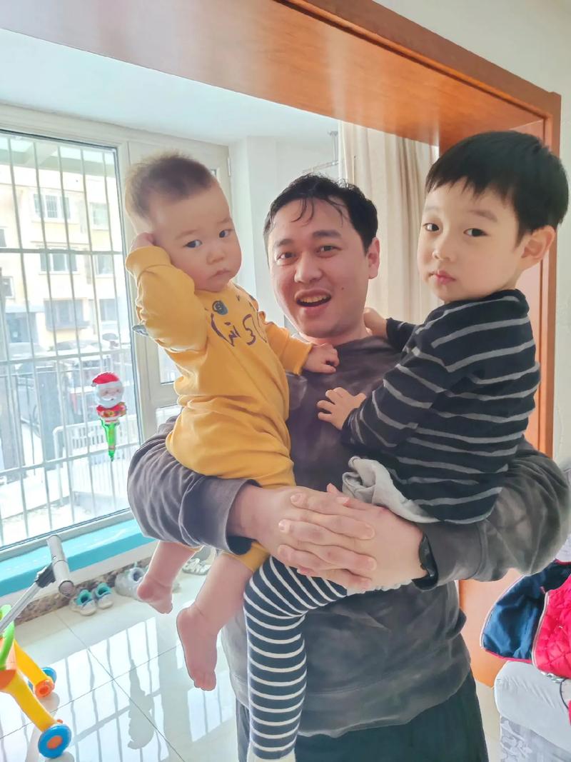工业爸爸出差回家抱两岁幼儿合照