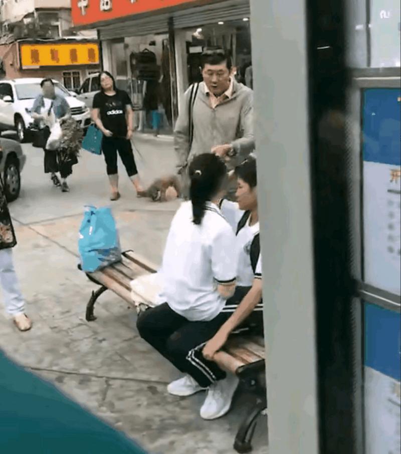 街头躲暗恋对象的高中女生场景