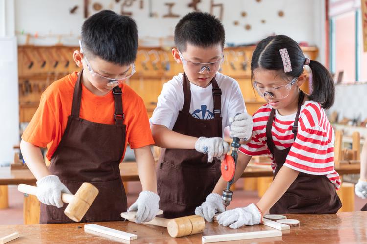 工厂开放日亲子工作坊孩子操作安全打磨工具场景