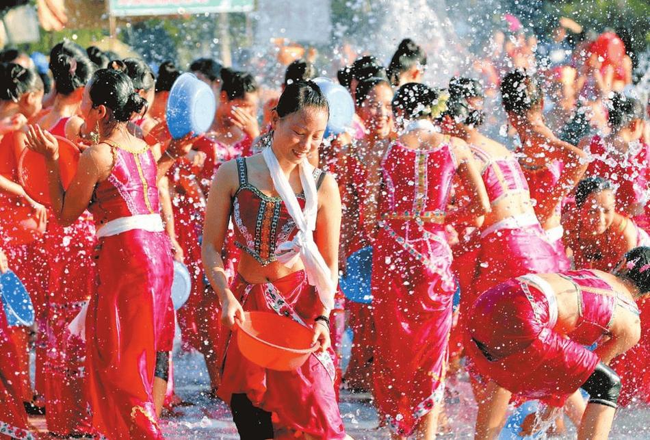 云南芒市傣族泼水节赶摆场热闹人群