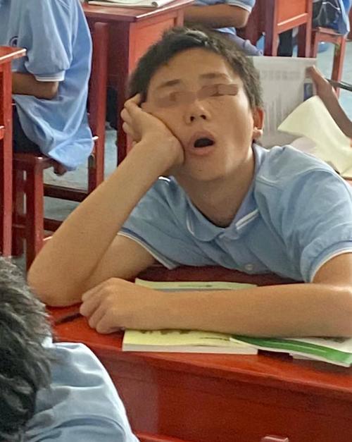 学生上课盯着黑板似懂非懂表情