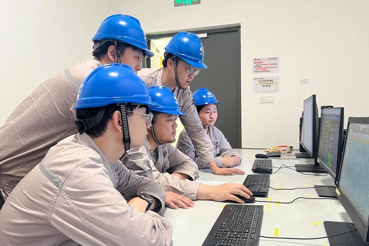 工厂班前会工人围着平板学习微技能操作视频