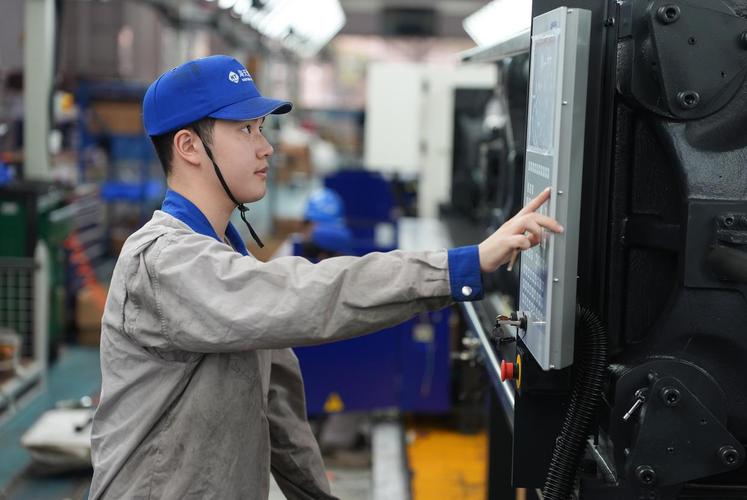 注塑车间工人戴劳保手套操作工业人机界面