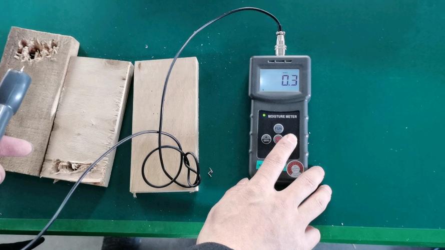 装修师傅用手持水分仪检测木方含水率现场