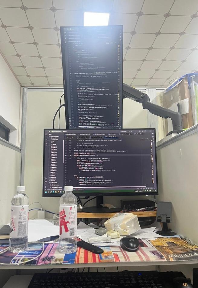 程序员深夜debug咖啡工作台