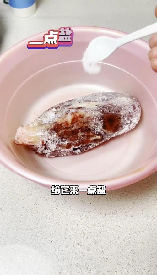 密封袋封装的冻肉浸泡在常温清水盆中解冻