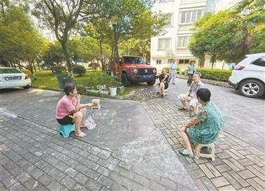 老小区巷口乘凉聊天的中老年邻居
