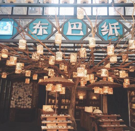 丽江古城东巴纸坊手工抄纸场景