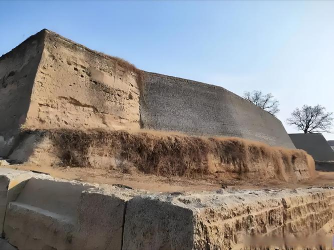 郑州商代古城墙裸露夯土层