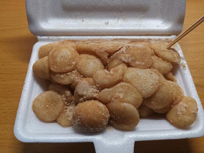 湘西土家族火塘烤糍粑沾黄豆粉