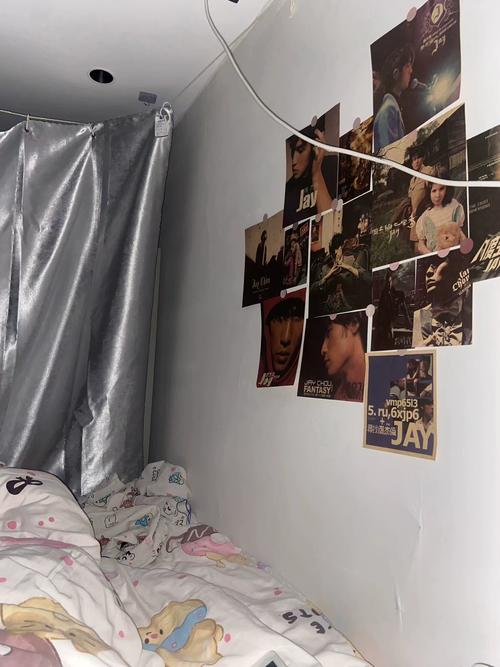 青少年卧室床头追星海报装饰实拍