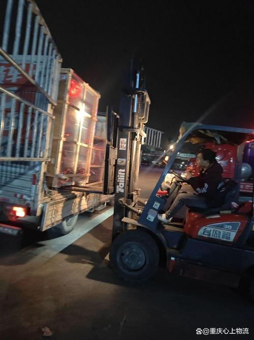 夜间高速公路物流卡车车队