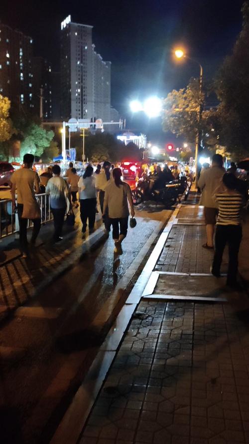 苏南工业园傍晚工人下班回家路街景