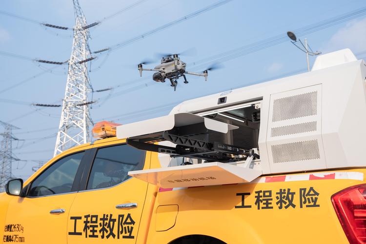 工业无人机输电线路AI识别巡检现场图