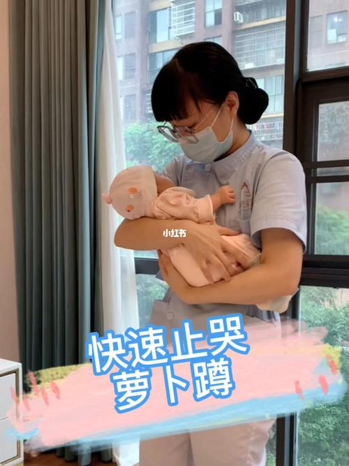 新手妈妈蹲下来安抚哭闹宝宝实拍