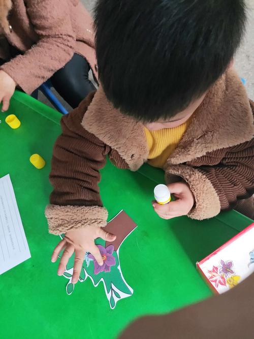 幼儿园小朋友做手工满手粘胶水场景