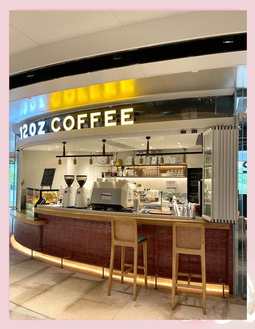 写字楼楼下咖啡店取餐台连带陈列实拍