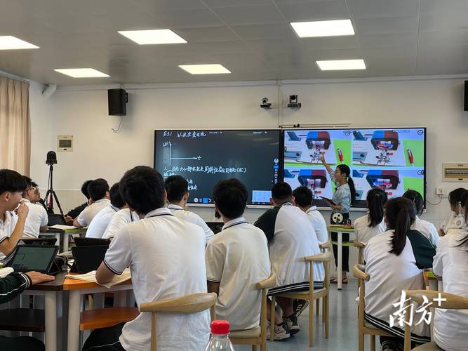 学生课间对着平板回放物理知识点讲解的特写
