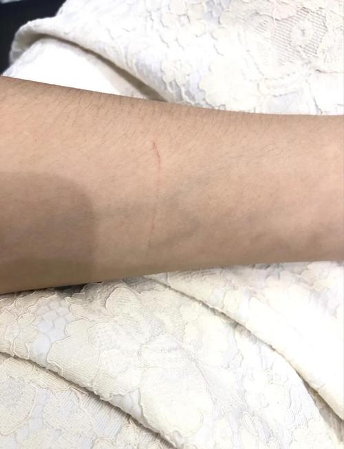 客厅墙布与宠物猫抓痕细节