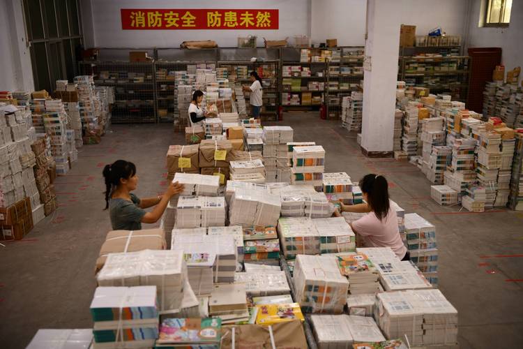 高校过时教材堆在仓库积灰与学生排队投简历对比