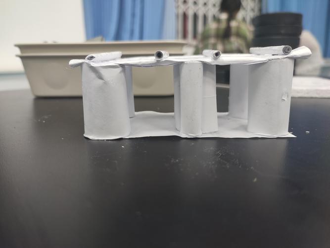 小学生在家用A4纸做承重纸桥实验
