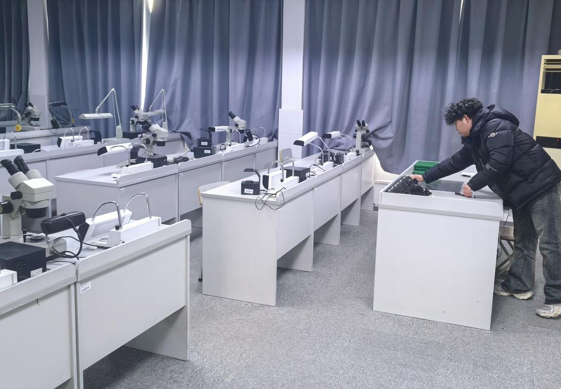 大学实验室里学生操作精密仪器场景
