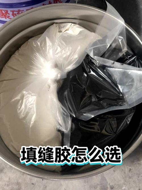 建材市场现场测试填缝棉吸水性矿泉水瓶对比