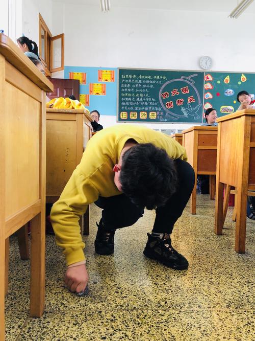 小学教室孩子挨说后低头抠手指场景