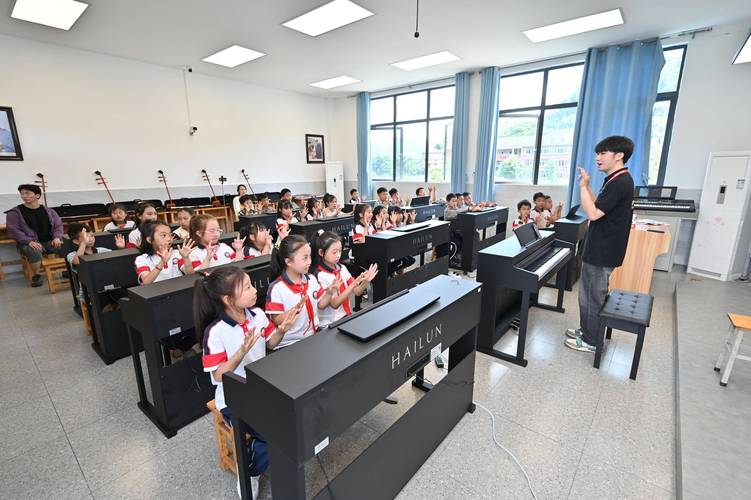 山区学校音乐教室落灰的崭新钢琴