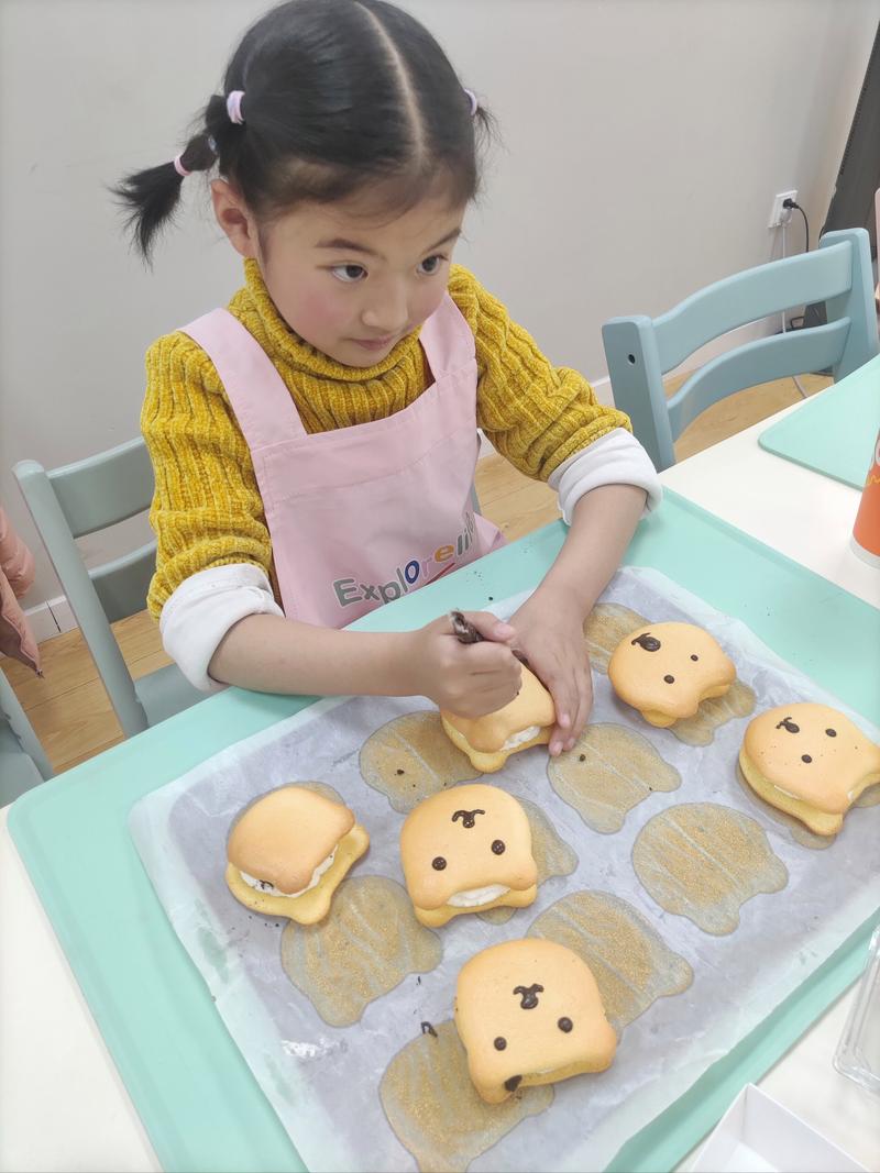 3岁儿童帮妈妈做烘焙撒面粉场景图