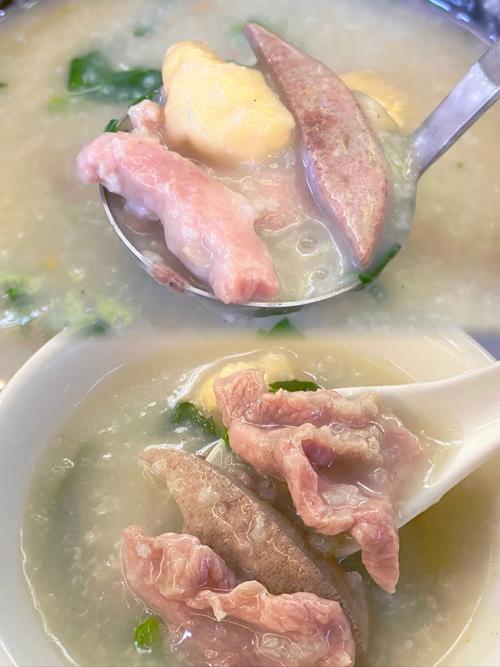 顺德容桂细滘市场旁深夜猪杂粥档切猪肝的摊主