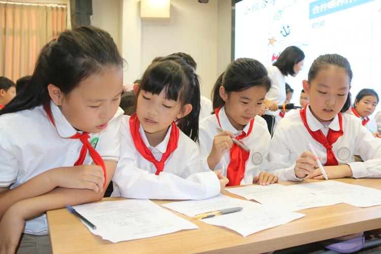 两个小学生在课堂上结对阅读互相提问