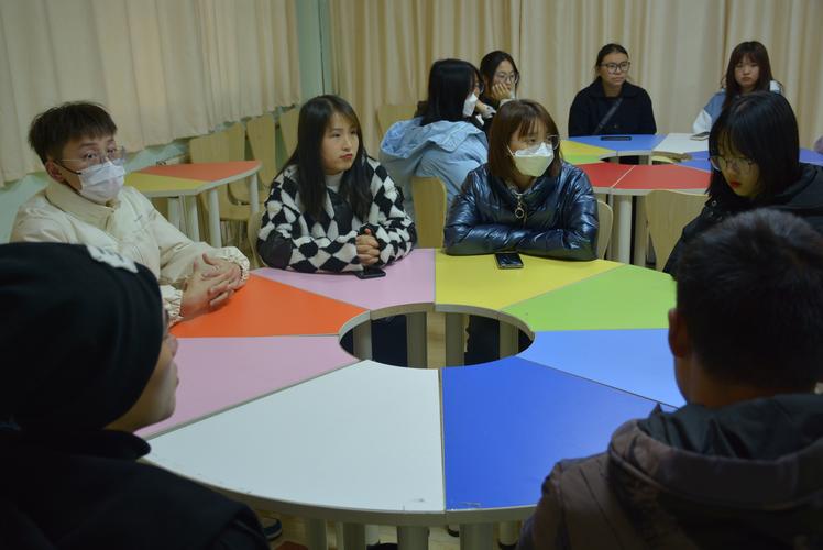 学校老师心理辅导欺凌学生场景